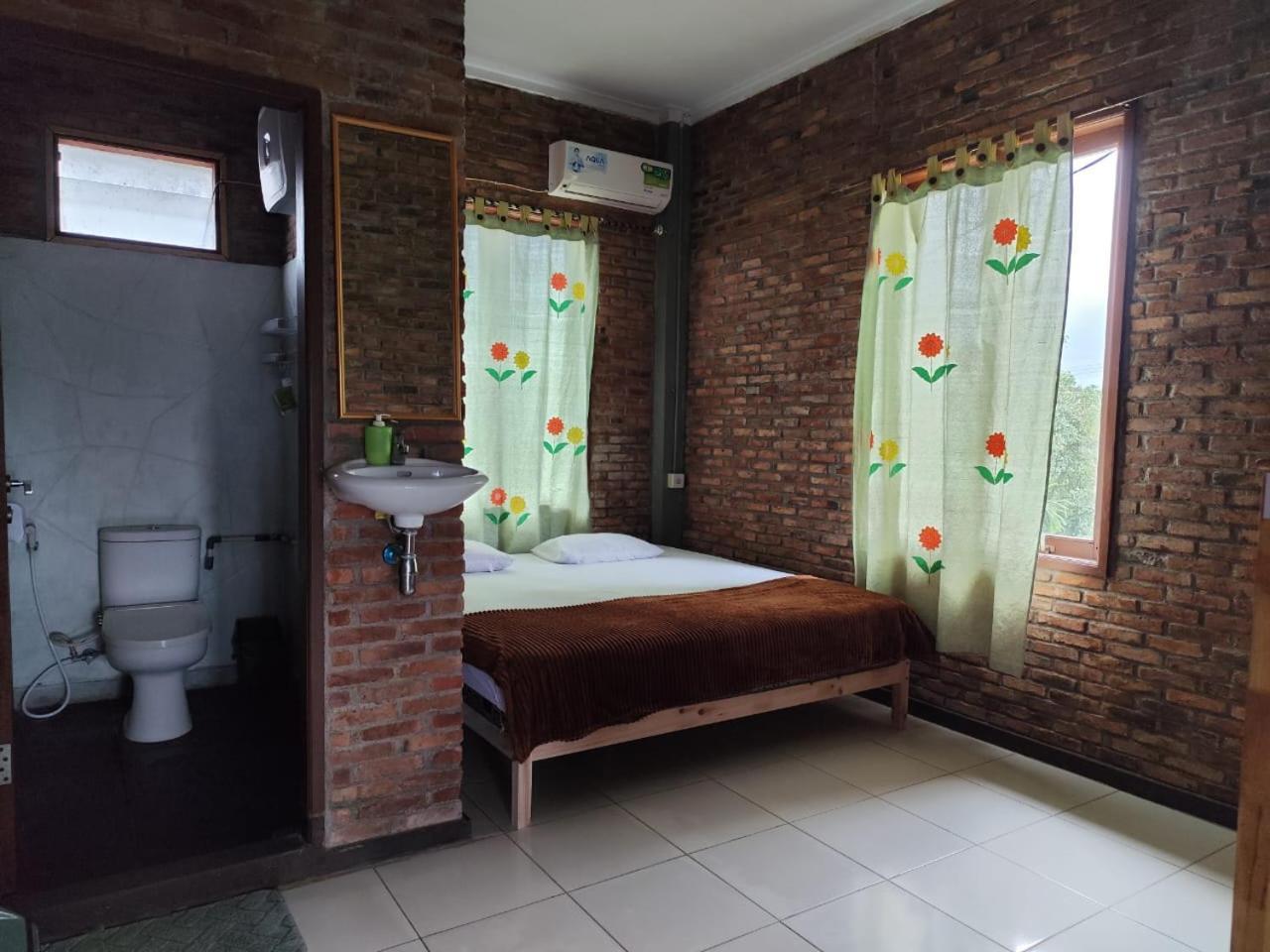 Bua Guest House Медан Екстер'єр фото